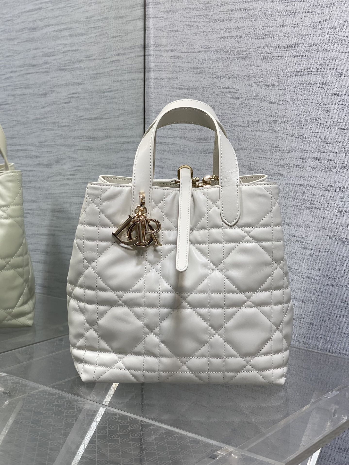 Dior M2836 Medium Dior Toujours Vertical Tote Bag White Macrocannage Calfskin