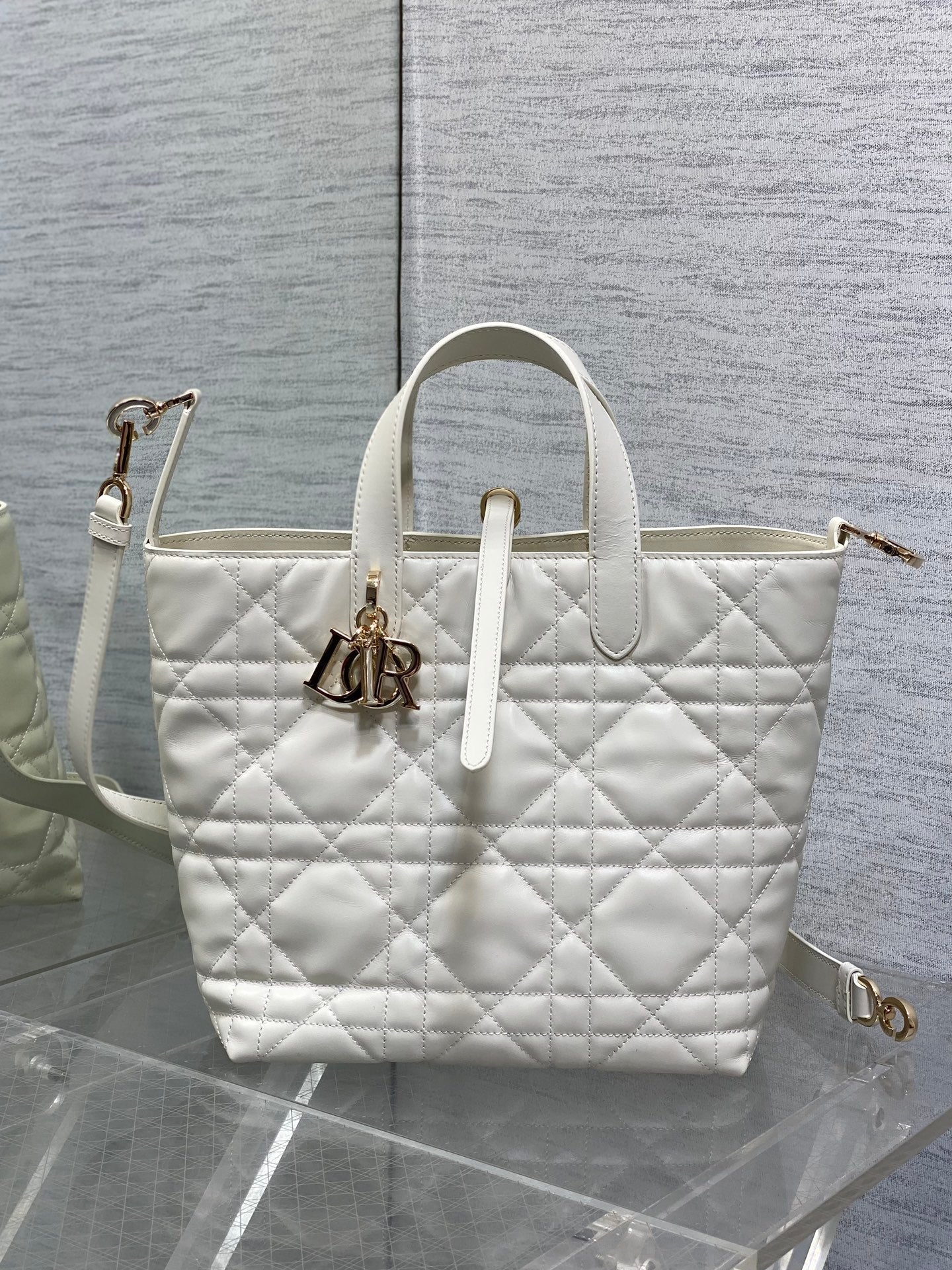 Dior M2836 Medium Dior Toujours Vertical Tote Bag White Macrocannage Calfskin
