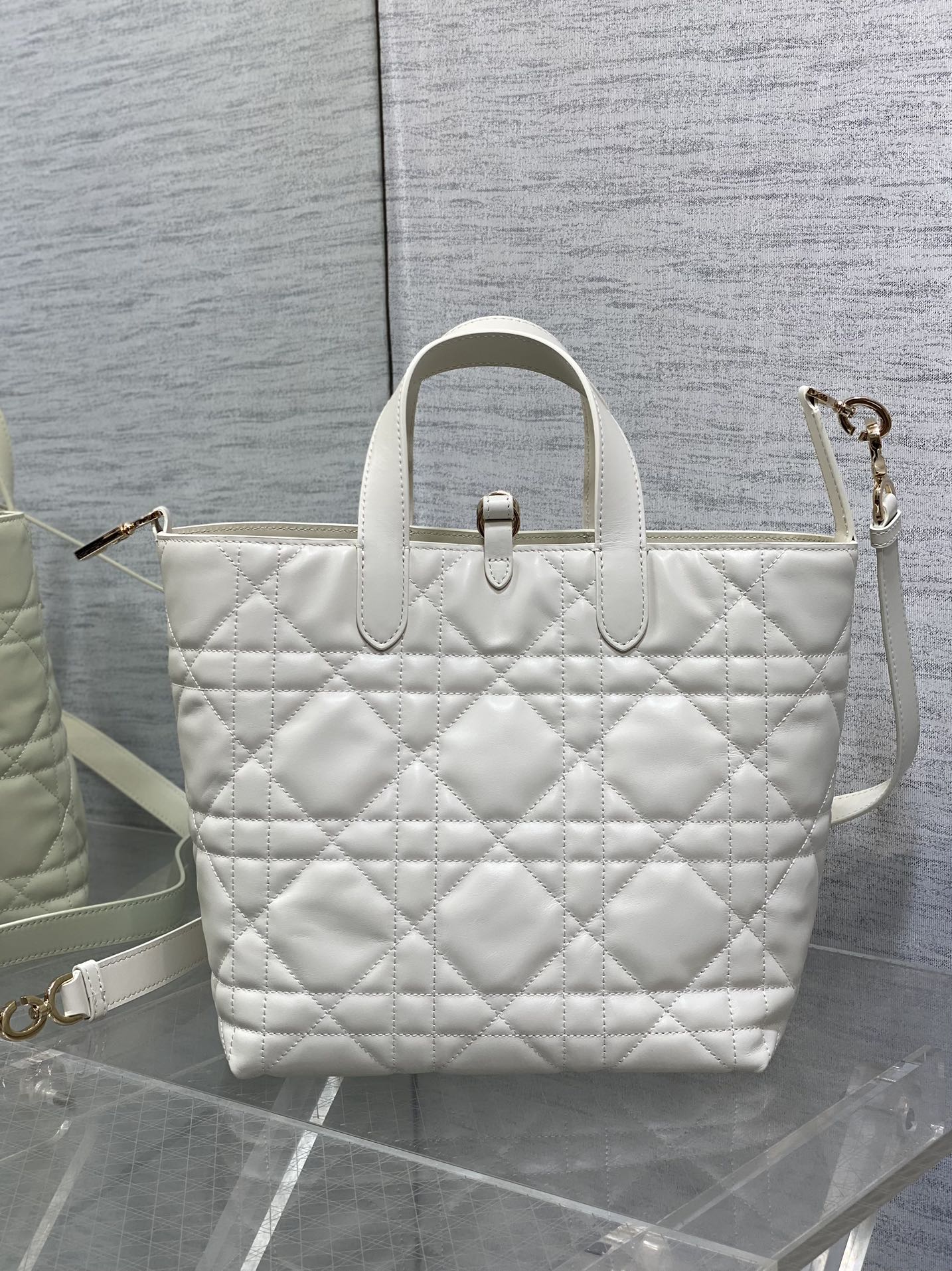 Dior M2836 Medium Dior Toujours Vertical Tote Bag White Macrocannage Calfskin