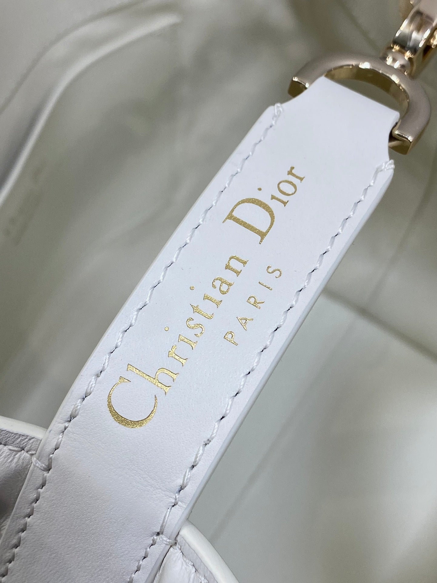 Dior M2836 Medium Dior Toujours Vertical Tote Bag White Macrocannage Calfskin