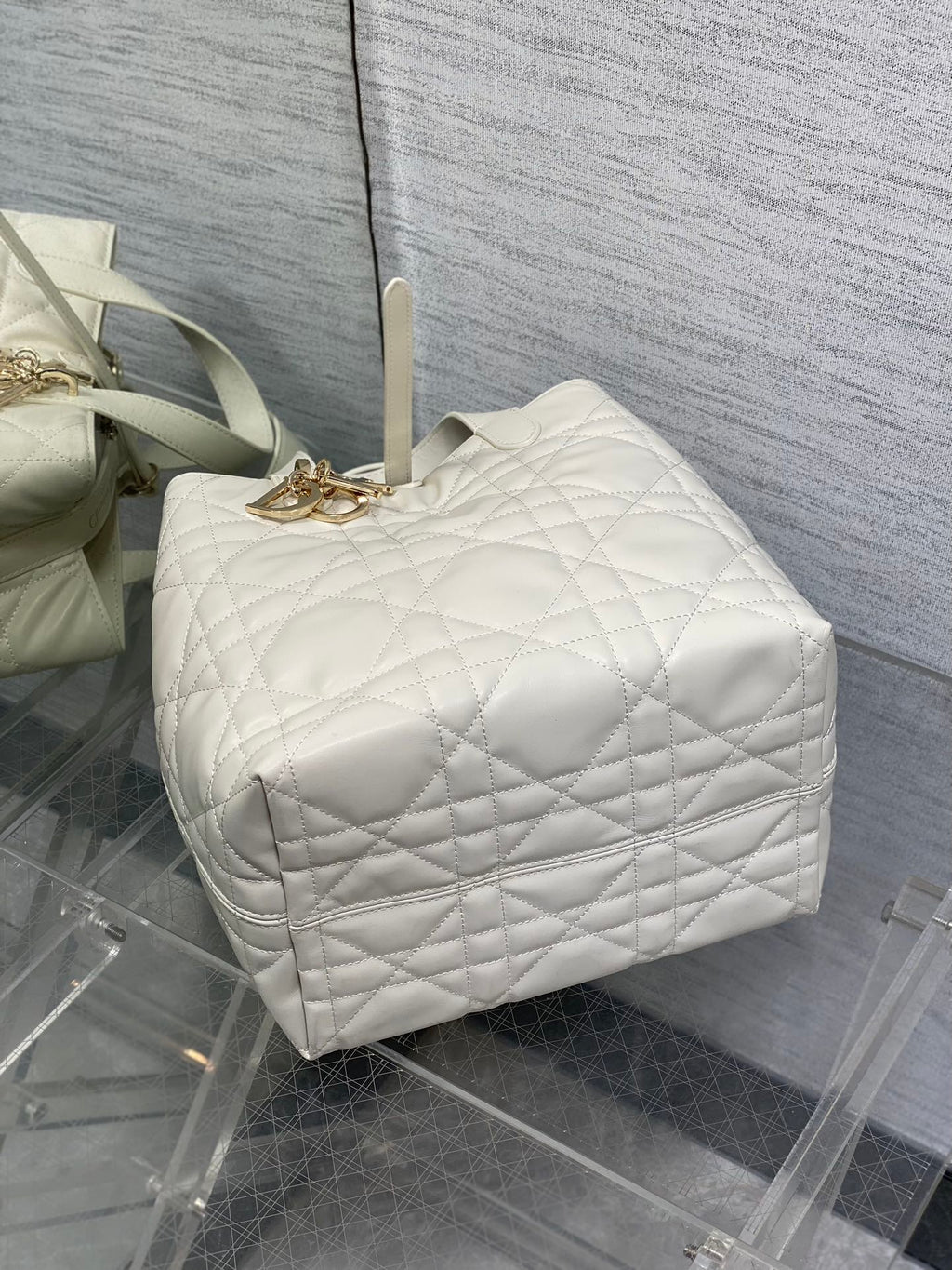 Dior M2836 Medium Dior Toujours Vertical Tote Bag White Macrocannage Calfskin