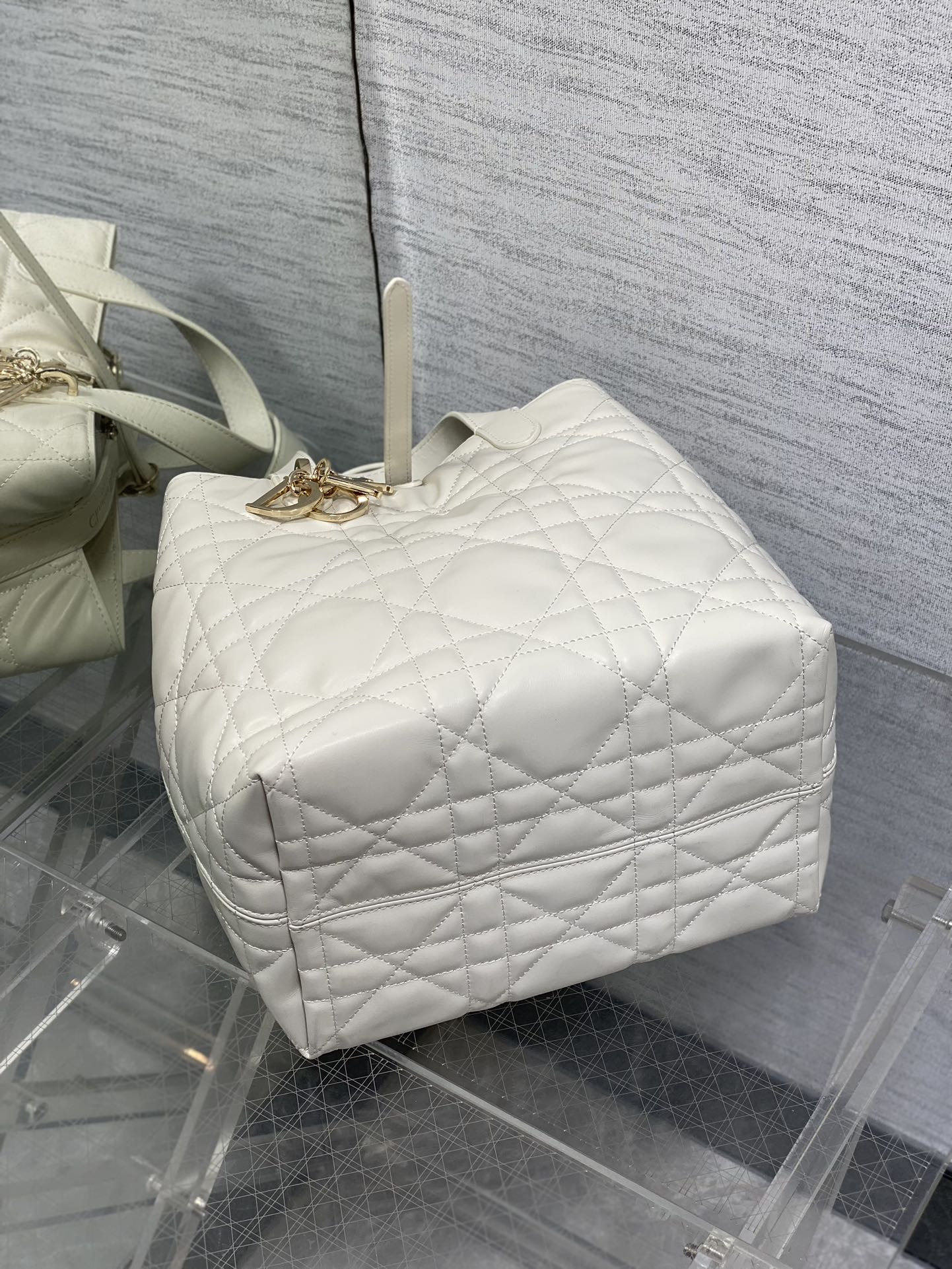 Dior M2836 Medium Dior Toujours Vertical Tote Bag White Macrocannage Calfskin
