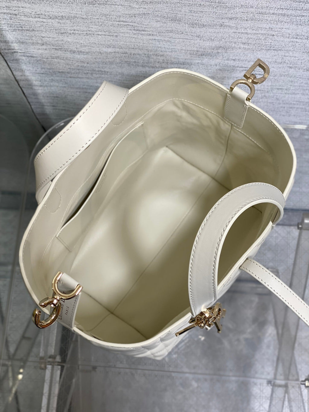 Dior M2836 Medium Dior Toujours Vertical Tote Bag White Macrocannage Calfskin
