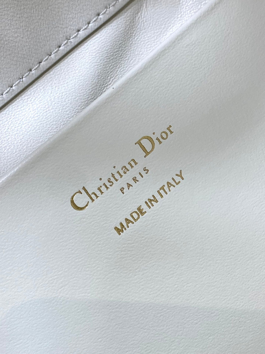 Dior M2836 Medium Dior Toujours Vertical Tote Bag White Macrocannage Calfskin