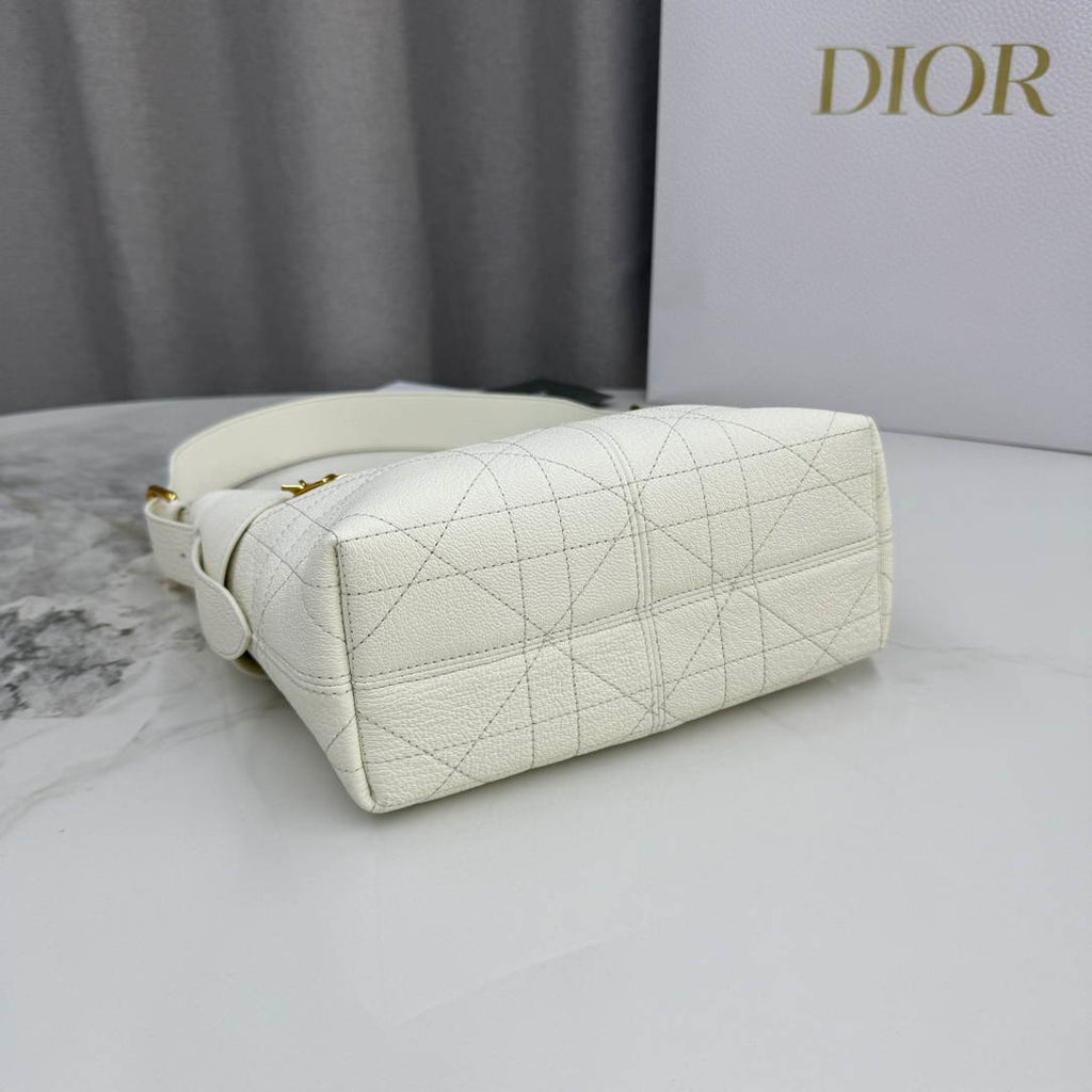 Dior M2845 Small Dior Voyage Bag White Flat Macrocannage Grained Calfskin