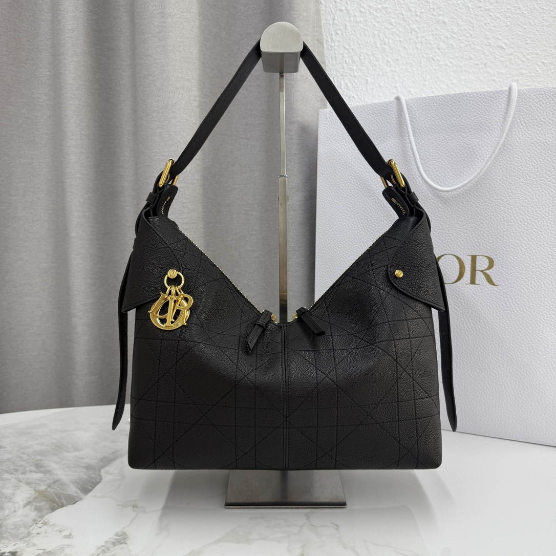 Dior M2846 Medium Dior Voyage Bag Black Flat Macrocannage Grained Calfskin
