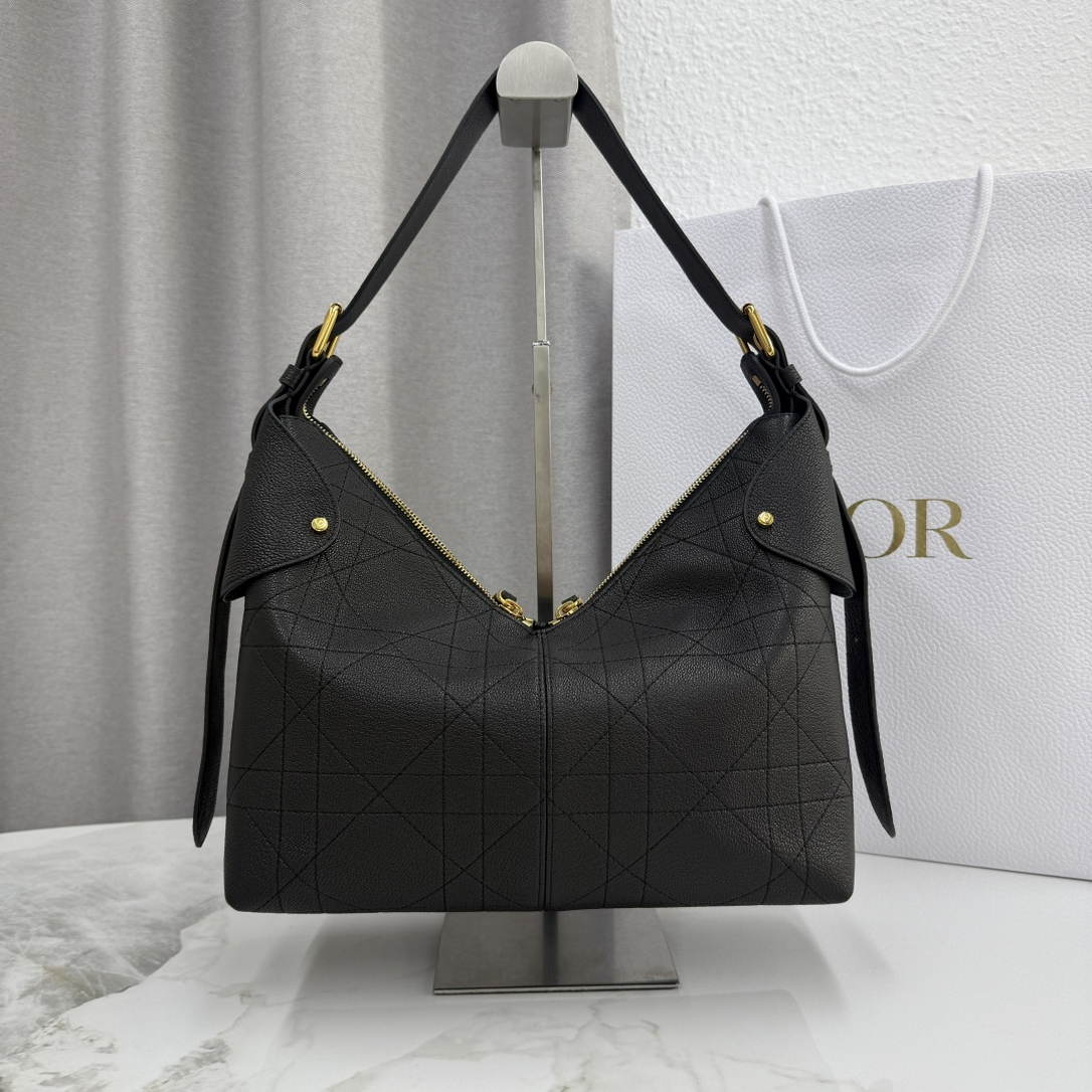 Dior M2846 Medium Dior Voyage Bag Black Flat Macrocannage Grained Calfskin
