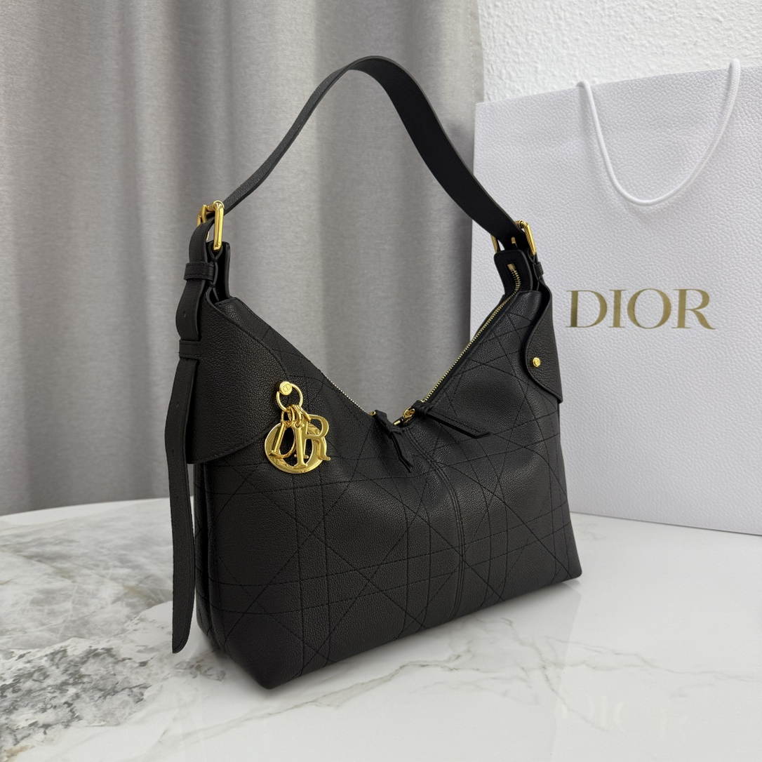 Dior M2846 Medium Dior Voyage Bag Black Flat Macrocannage Grained Calfskin