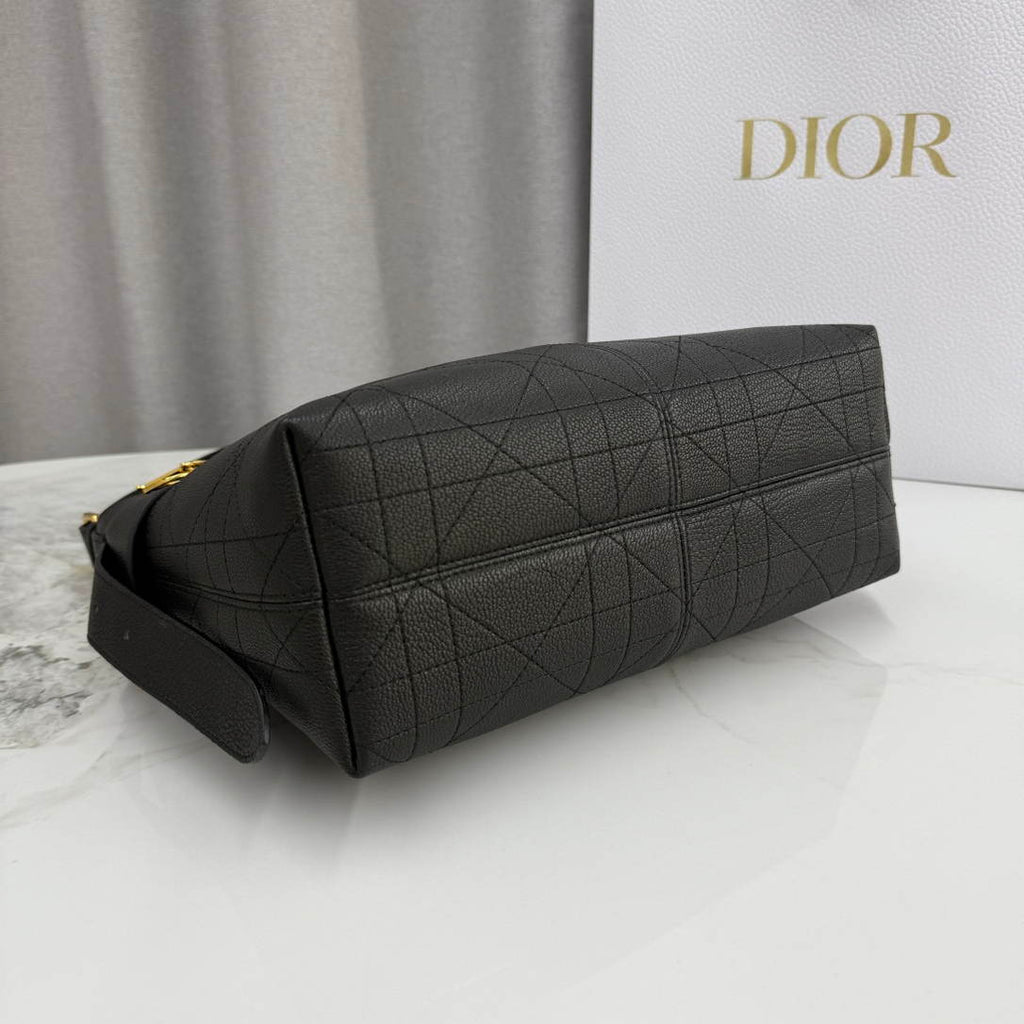 Dior M2846 Medium Dior Voyage Bag Black Flat Macrocannage Grained Calfskin
