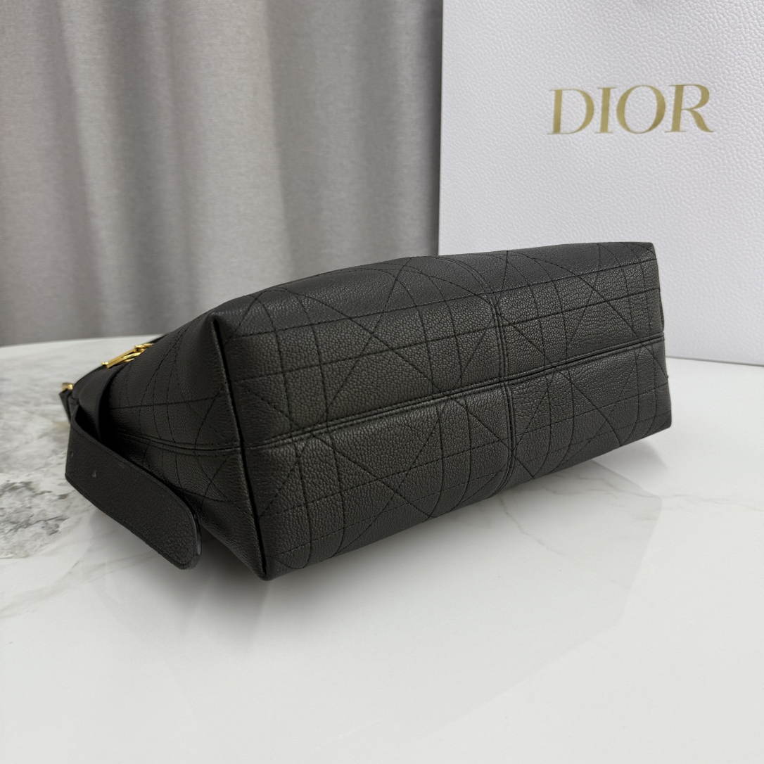Dior M2846 Medium Dior Voyage Bag Black Flat Macrocannage Grained Calfskin