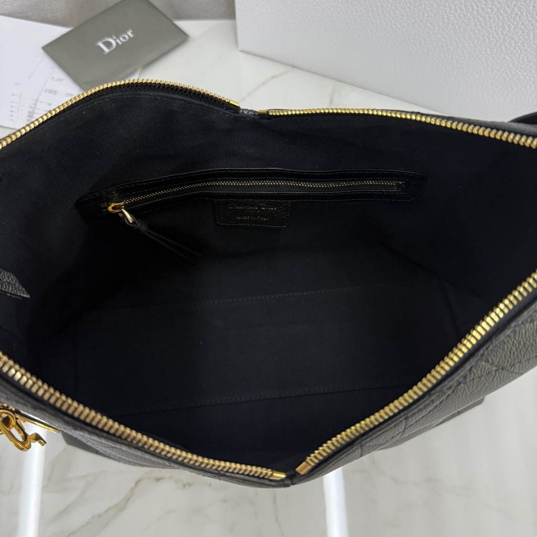 Dior M2846 Medium Dior Voyage Bag Black Flat Macrocannage Grained Calfskin