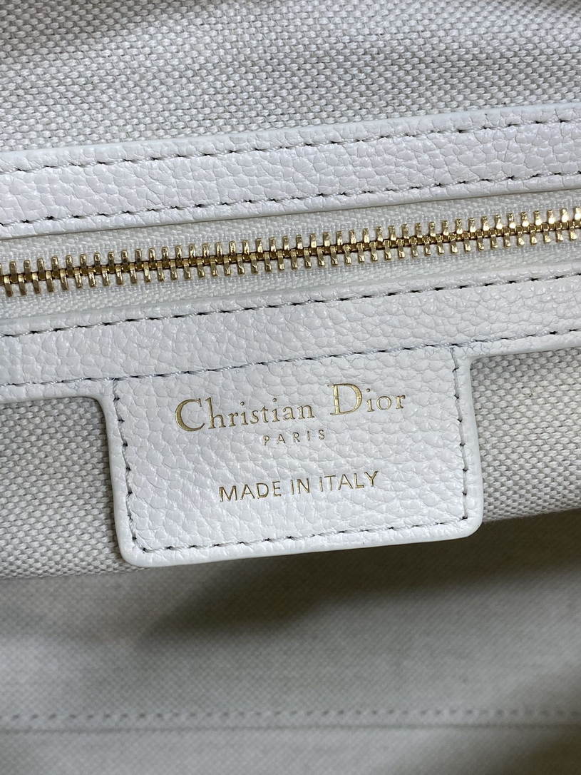Dior M2846 Medium Dior Voyage Bag White Flat Macrocannage Grained Calfskin