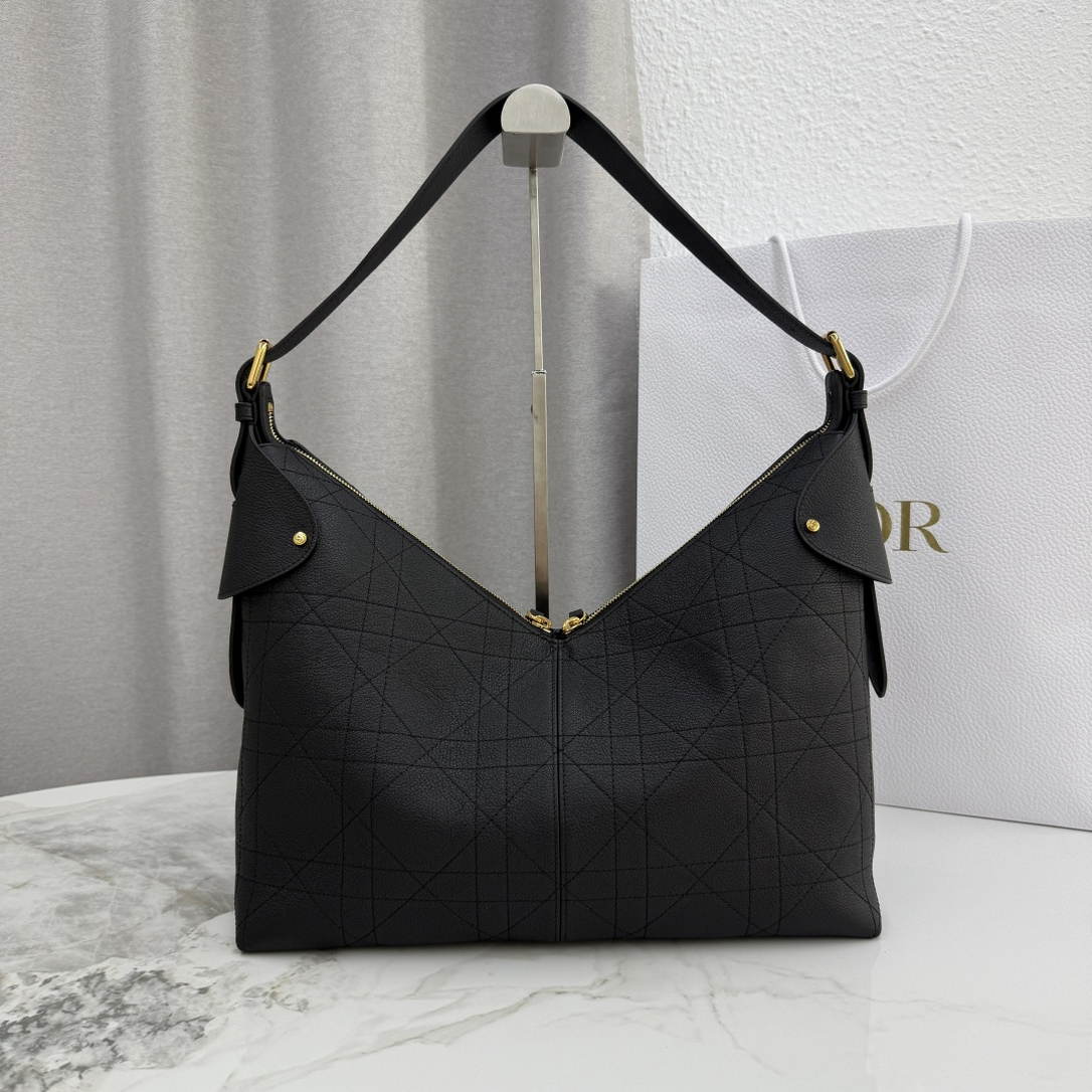 Dior M2847 Large Dior Voyage Bag Black Flat Macrocannage Grained Calfskin Black