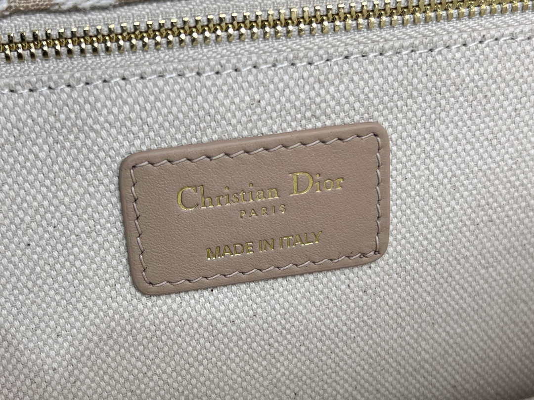 Dior M9208 30 Montaigne Bag with Chain Dior Oblique Jacquard and Natural Smooth Calfskin
