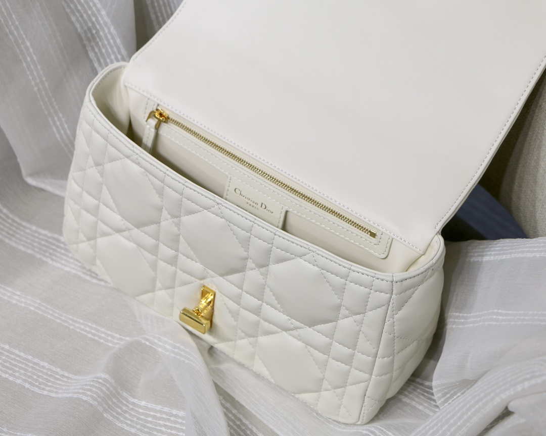 Dior M9242 Medium Quilted Macrocannage Calfskin White