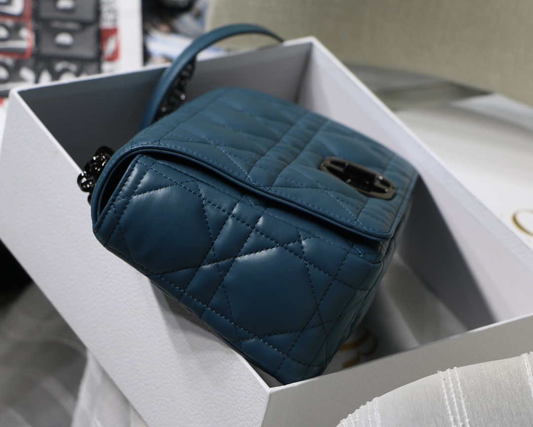 Dior M9243 Large Quilted Macrocannage Calfskin Blue