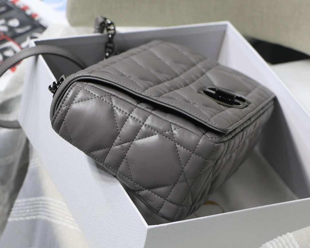 Dior M9243 Large Quilted Macrocannage Calfskin Gray