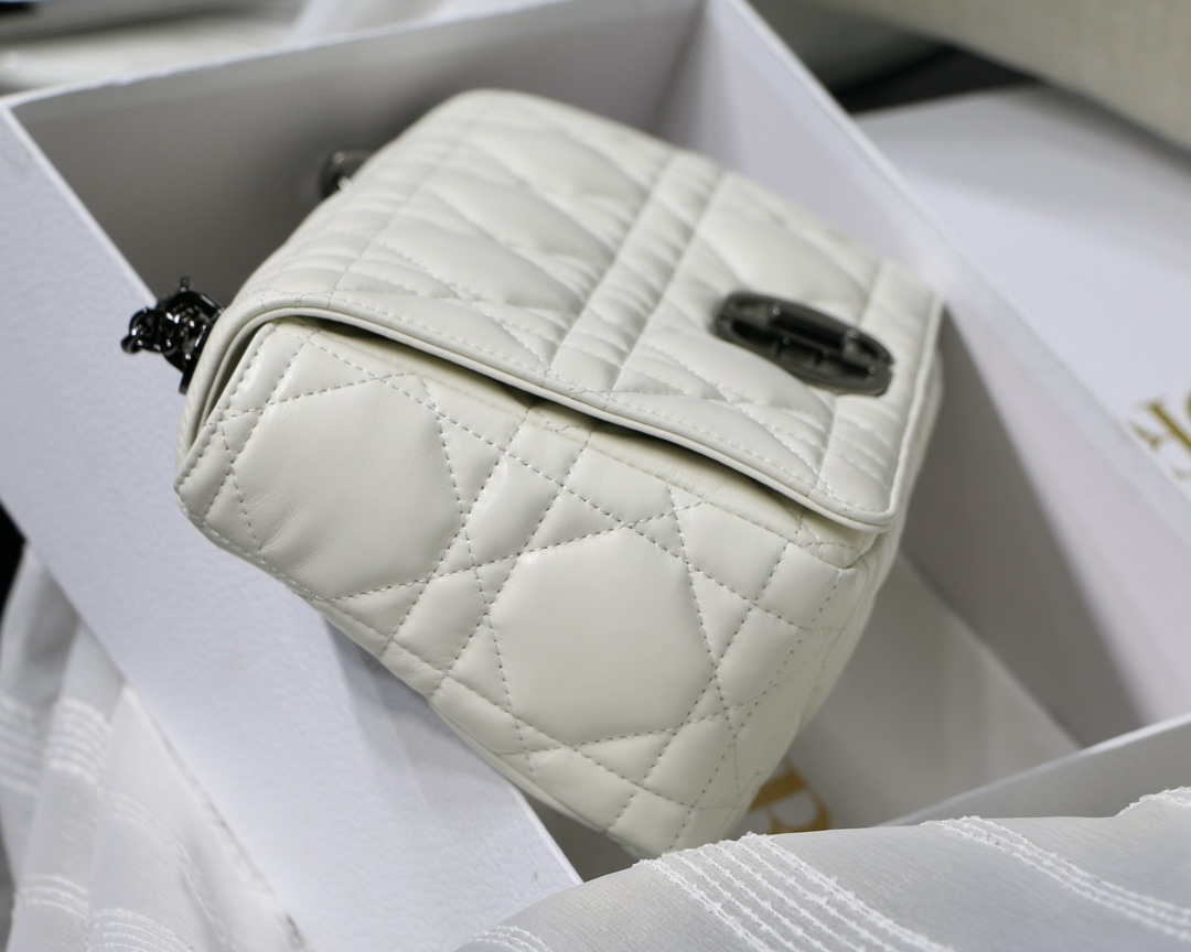 Dior M9243 Large Quilted Macrocannage Calfskin White with Black logo