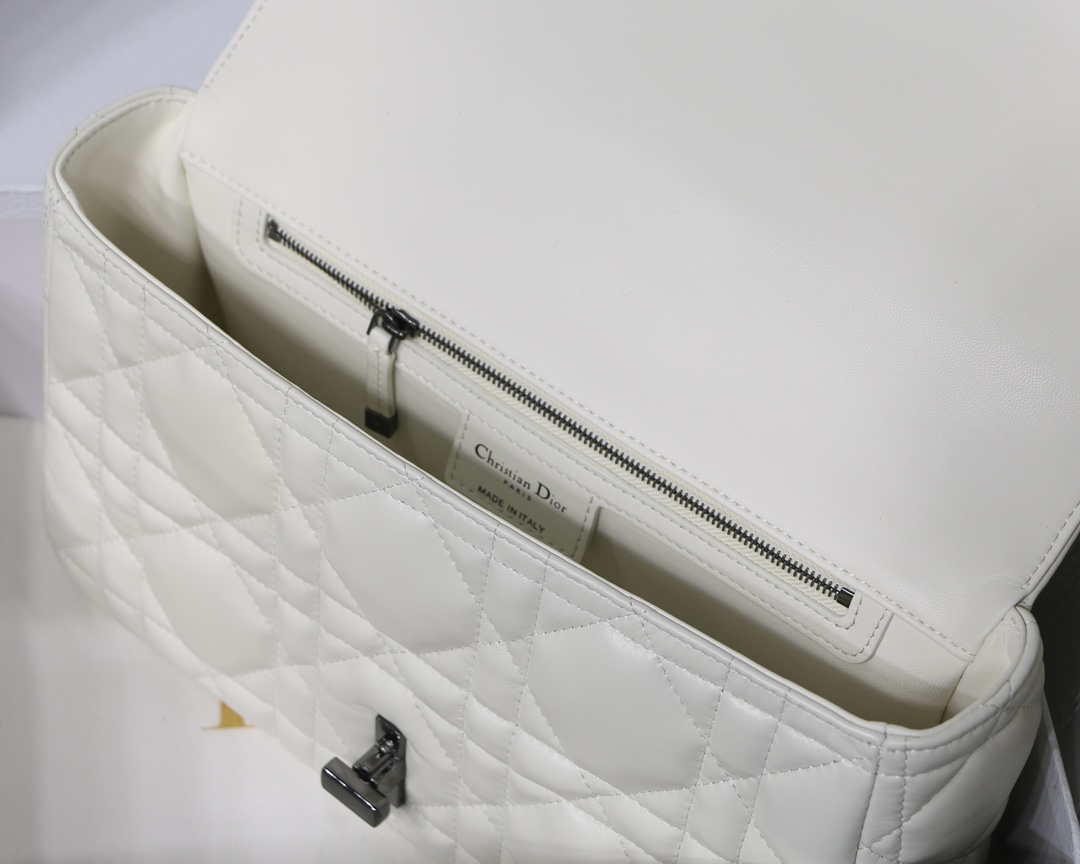 Dior M9243 Large Quilted Macrocannage Calfskin White with Black logo