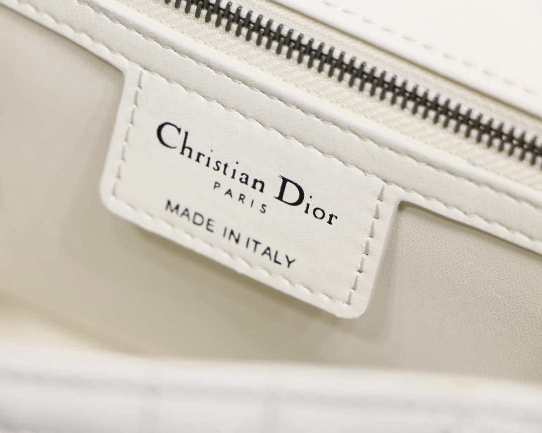 Dior M9243 Large Quilted Macrocannage Calfskin White with Black logo