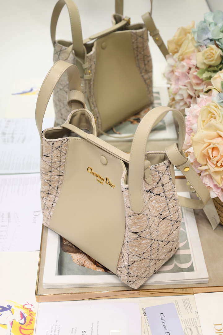 Dior Medium Signature Bucket Bag Apricot Dior Oblique Jacquard and Smooth Calfskin