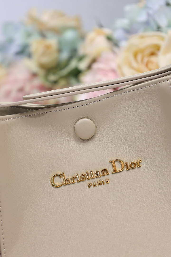 Dior Medium Signature Bucket Bag Apricot Dior Oblique Jacquard and Smooth Calfskin