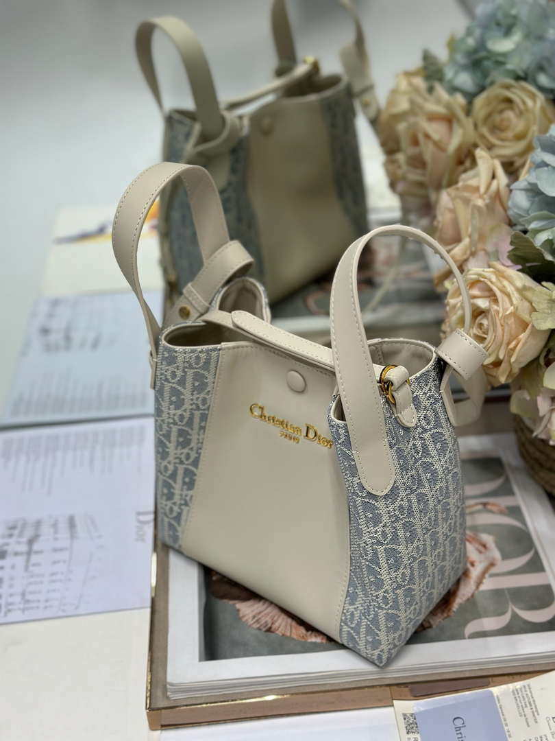 Dior Medium Signature Bucket Bag Blue Dior Oblique Chambray with Raffia Effect and Light Biscuit Smooth Calfskin