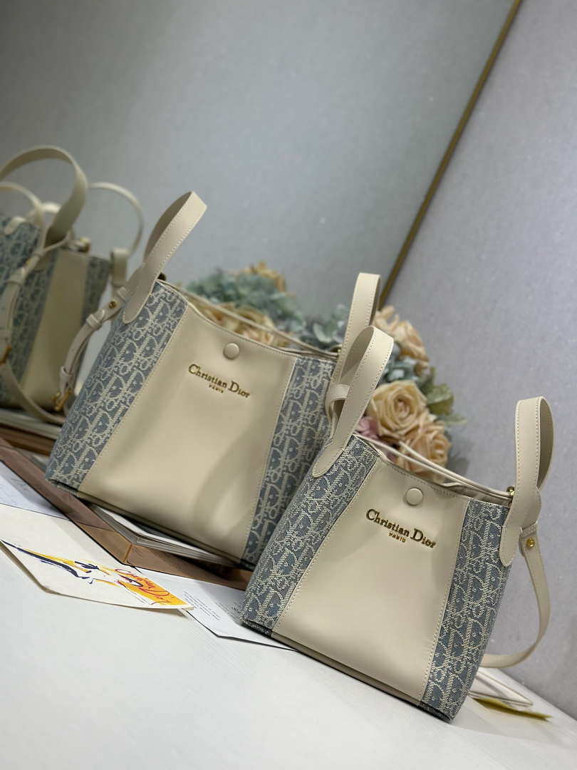Dior Medium Signature Bucket Bag Blue Dior Oblique Chambray with Raffia Effect and Light Biscuit Smooth Calfskin