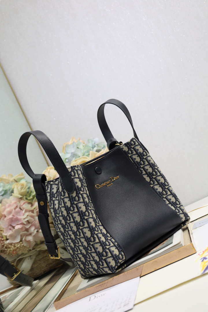 Dior Medium Signature Bucket Bag Blue Dior Oblique Jacquard and Smooth Calfskin