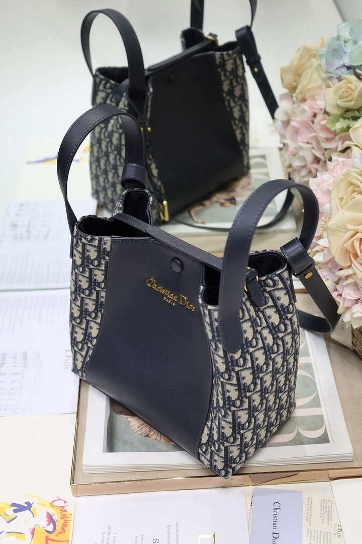 Dior Medium Signature Bucket Bag Blue Dior Oblique Jacquard and Smooth Calfskin