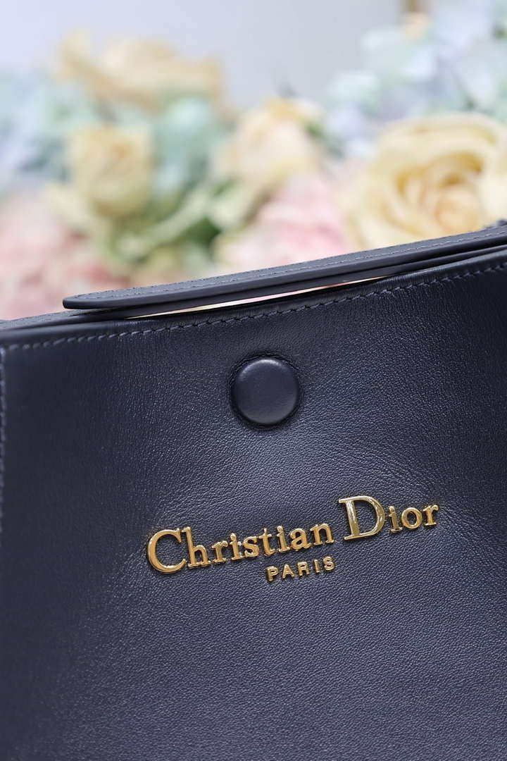 Dior Medium Signature Bucket Bag Blue Dior Oblique Jacquard and Smooth Calfskin