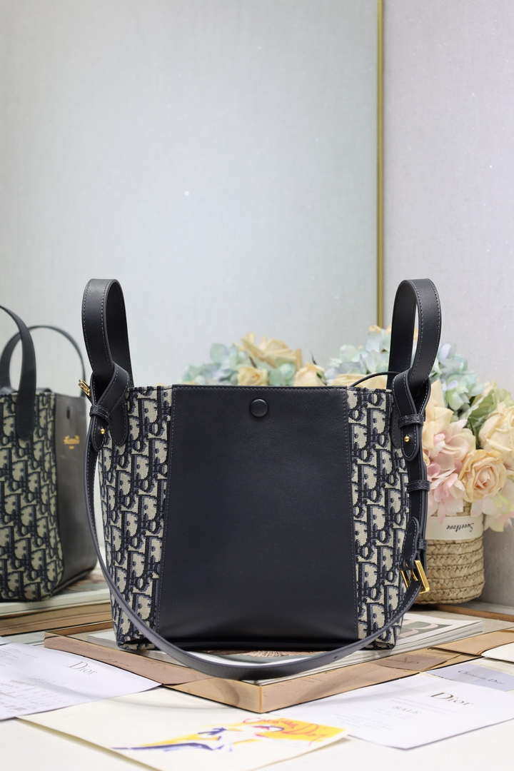 Dior Medium Signature Bucket Bag Blue Dior Oblique Jacquard and Smooth Calfskin