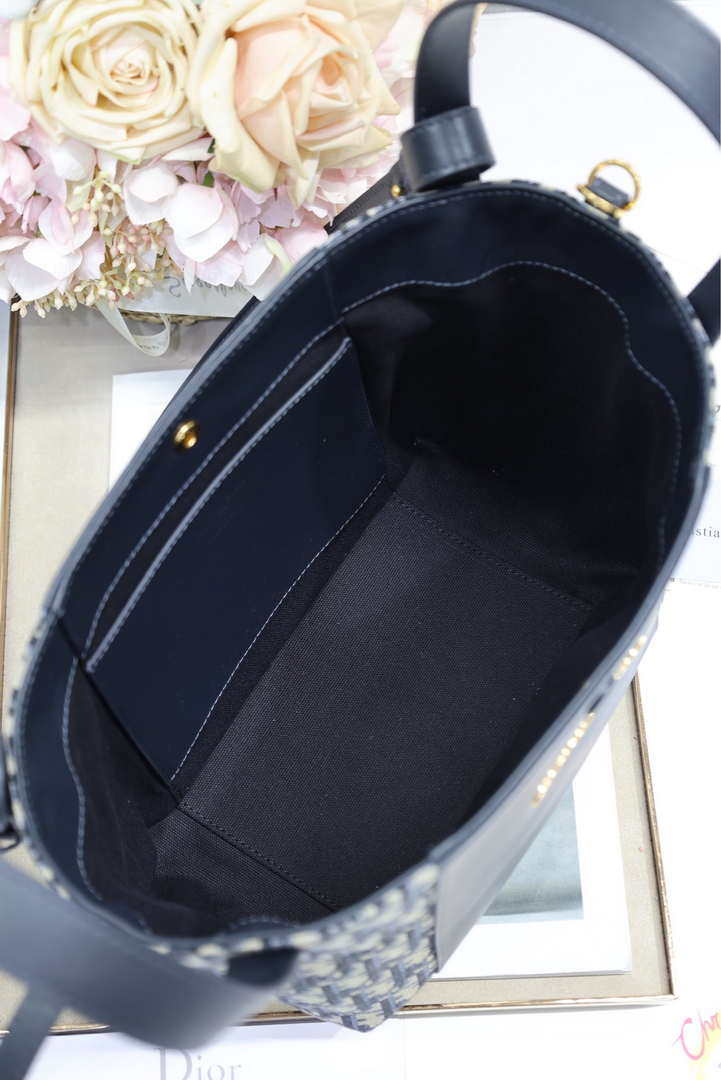 Dior Medium Signature Bucket Bag Blue Dior Oblique Jacquard and Smooth Calfskin