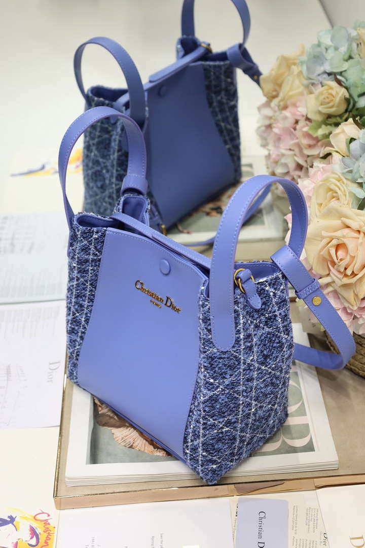 Dior Medium Signature Bucket Bag Lake Blue Dior Oblique Jacquard and Smooth Calfskin