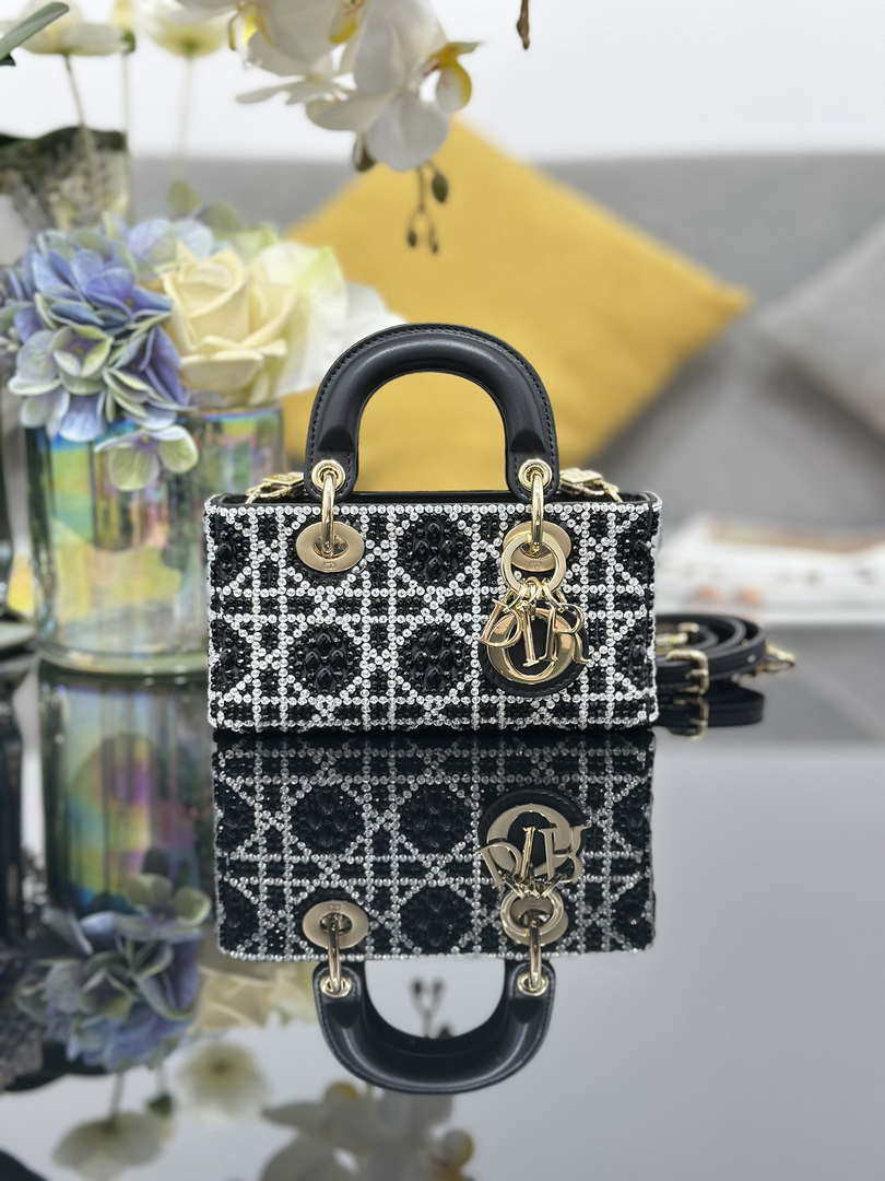 New for Spring 2025, the Lady D-Joy micro bag captures the House's vision of elegance and beauty by showcasing the iconic streamlined aesthetic of the Lady Dior line