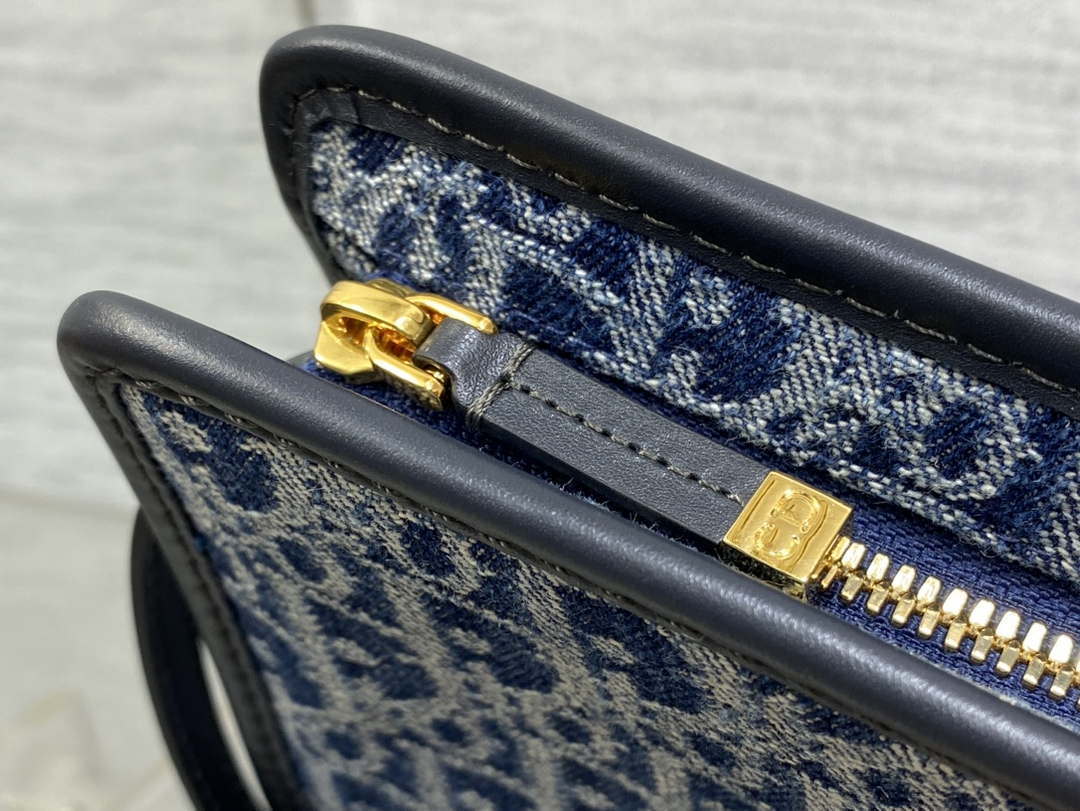Dior S2107 30 Montaigne Dea Pouch Blue Denim Dior Oblique Jacquard M2022