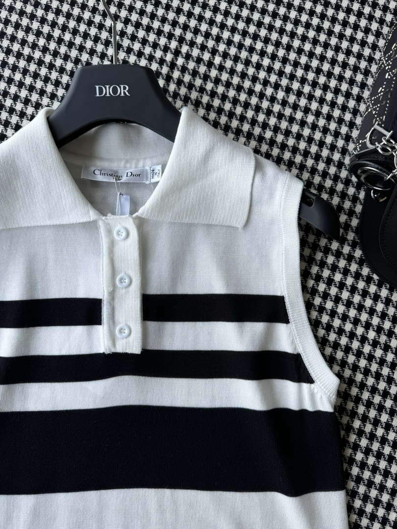 Dior Women's T-shirt Fashion Clothing D82571
