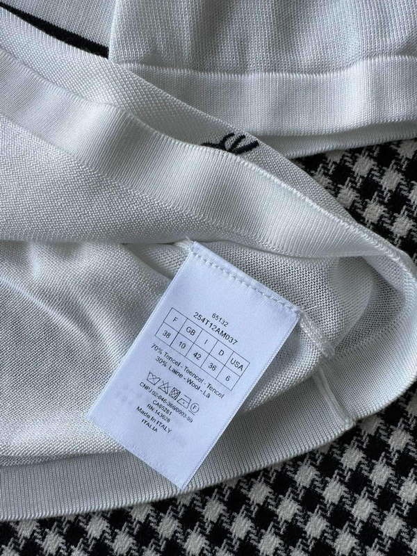 Dior Women's T-shirt Fashion Clothing D82572