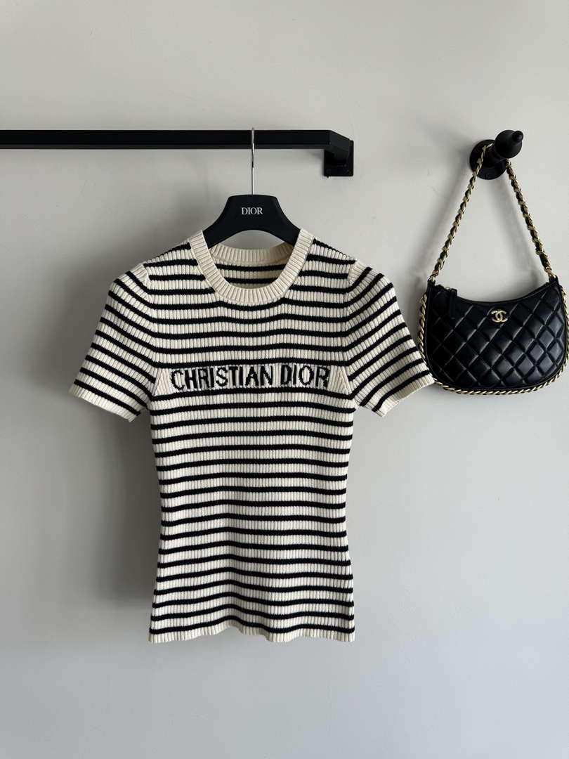 Dior Women's T-shirt Fashion Clothing D82573