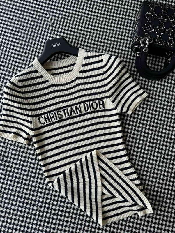 Dior Women's T-shirt Fashion Clothing D82573