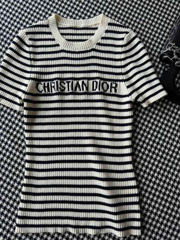 Dior Women's T-shirt Fashion Clothing D82573