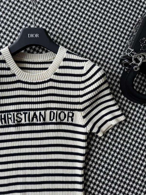 Dior Women's T-shirt Fashion Clothing D82573