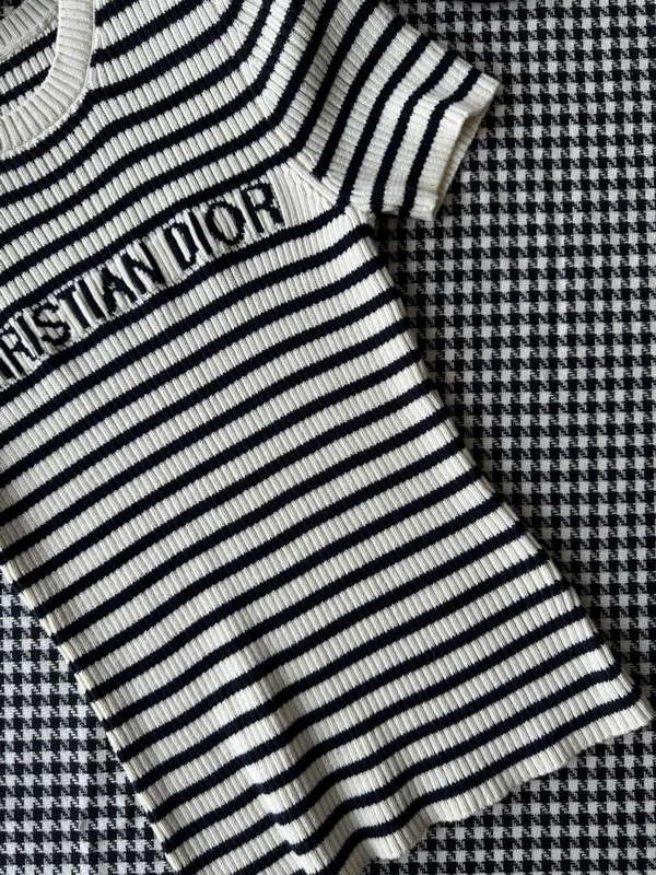 Dior Women's T-shirt Fashion Clothing D82573