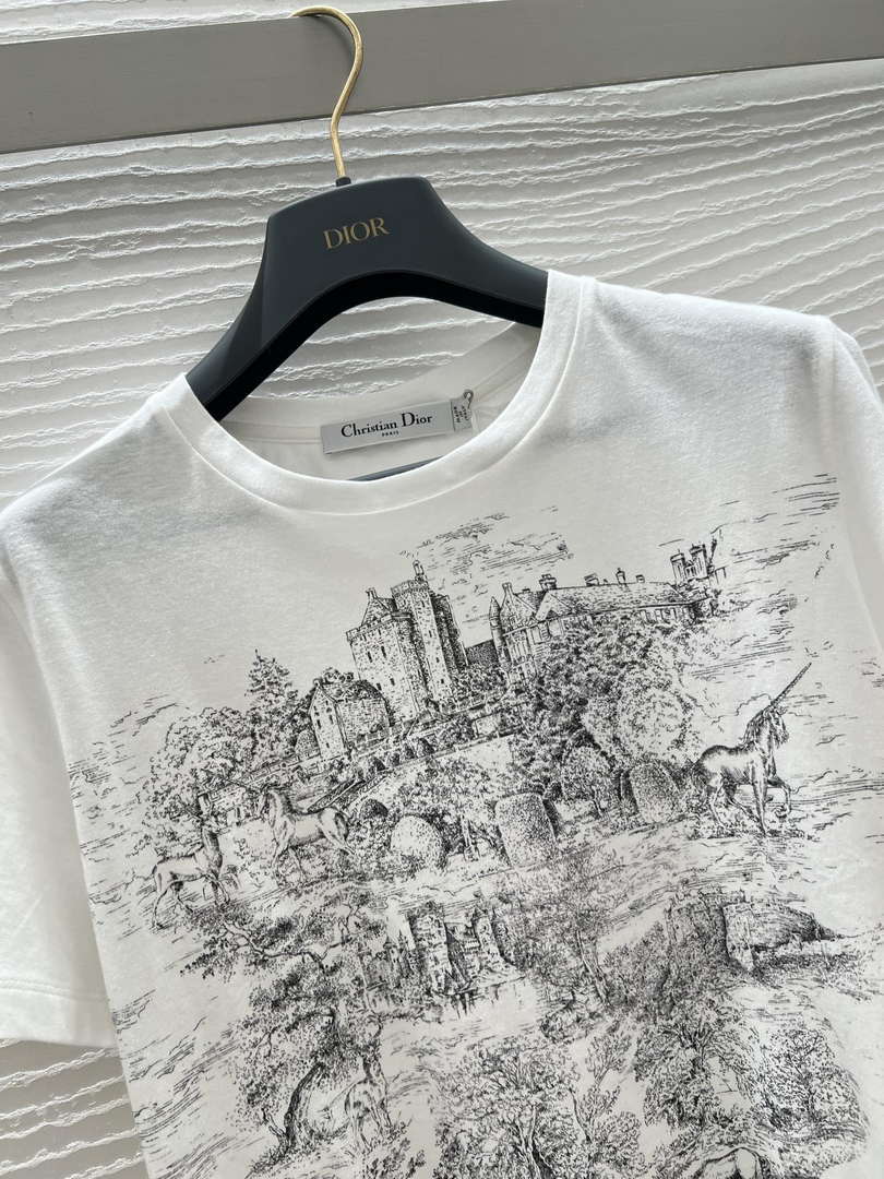 Dior Women's T-shirt Fashion Clothing D82605