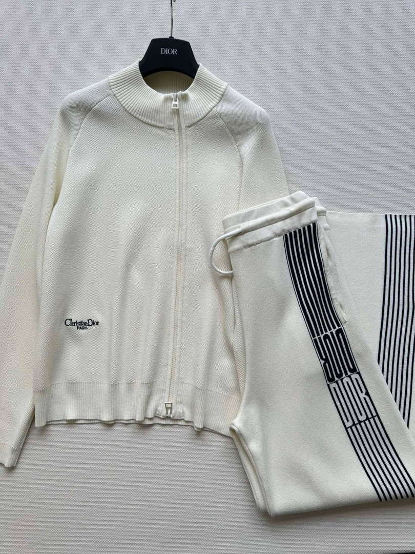 Dior Women's Tracksuit Casual Knitted suit Clothing D39003