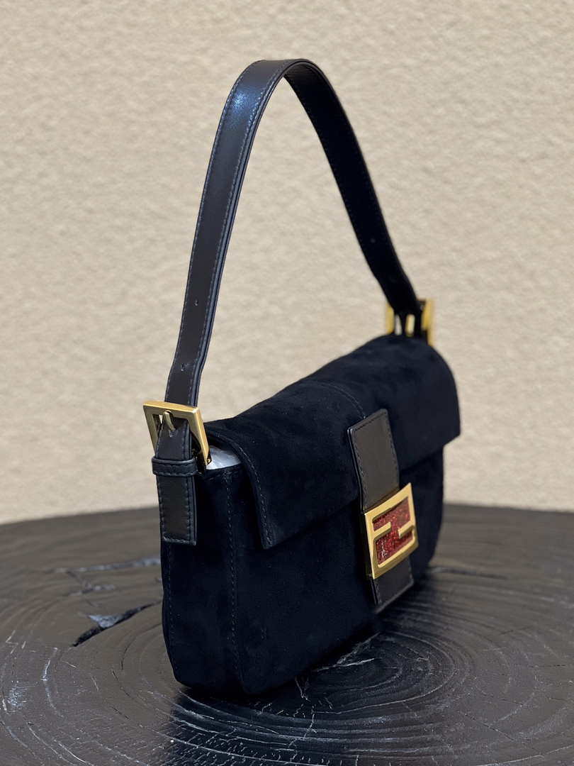 Fendi 8339 Baguette Middle Age Solid Color Series Underarm Bag Black