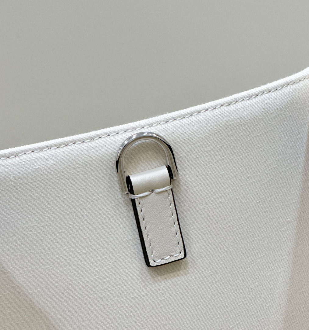 Fendi 8BH386 Fendi Sunshine Medium Blak and white leather shopper