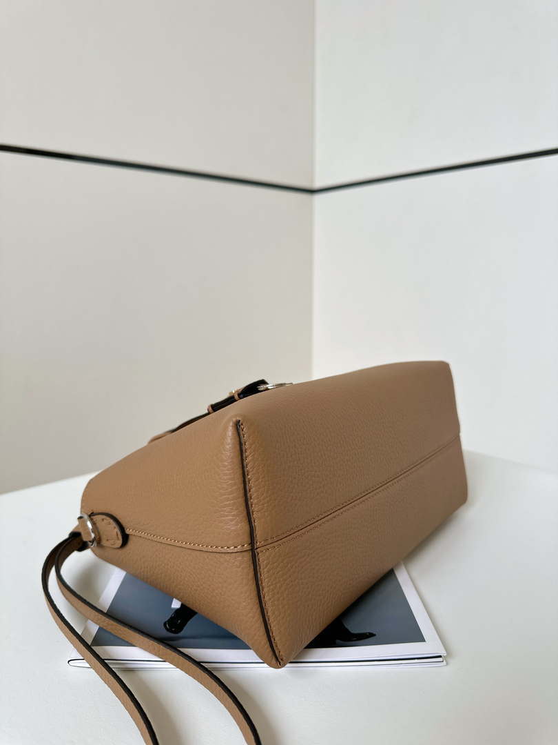 Fendi 8BL155 By The Way Selleria Medium Cappuccino-coloured Selleria bag with 192 hand-sewn stitches 8668
