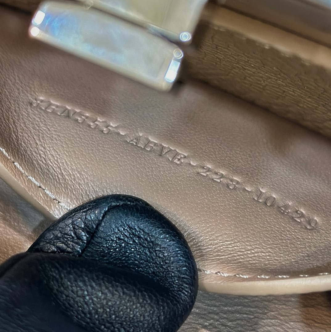 Fendi 8BN335 Peekaboo ISeeU Petite Apricot Selleria bag with 306 hand-sewn topstitches 80133As