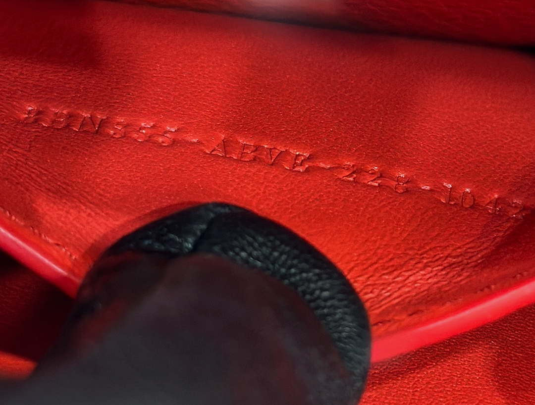 Fendi 8BN335 Peekaboo ISeeU Petite Red Selleria bag with 306 hand-sewn topstitches 80133As